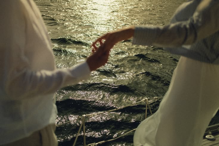 海面上正在靠近的两只手